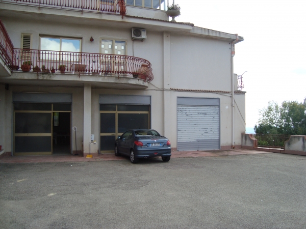 Locale Commerciale in Affitto